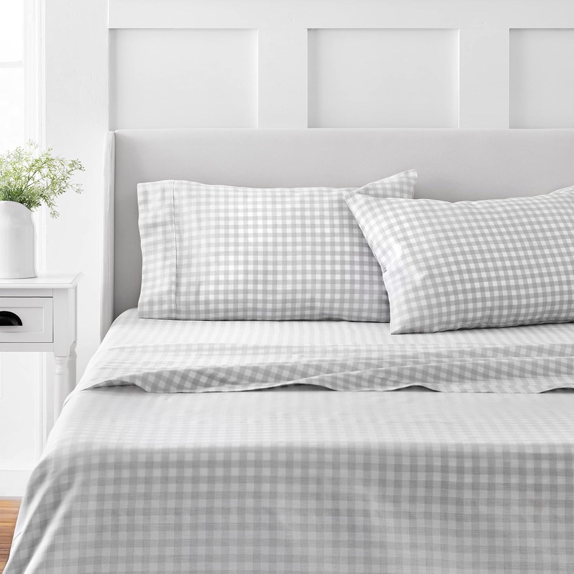 Martha Stewart 100% coton engendré en vichy gris sur un lit.