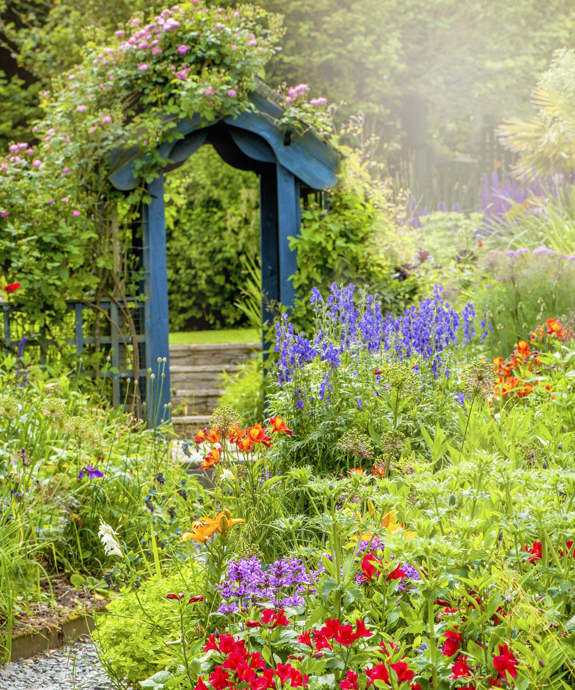 Beau chalet anglais, jardin d'été avec arche en bois bleu