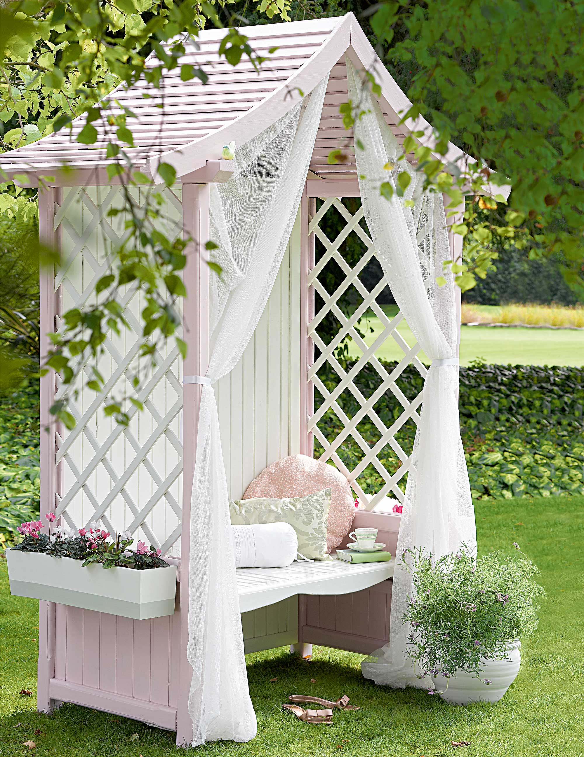 Idées de jardin: design blanc et rose avec des rideaux