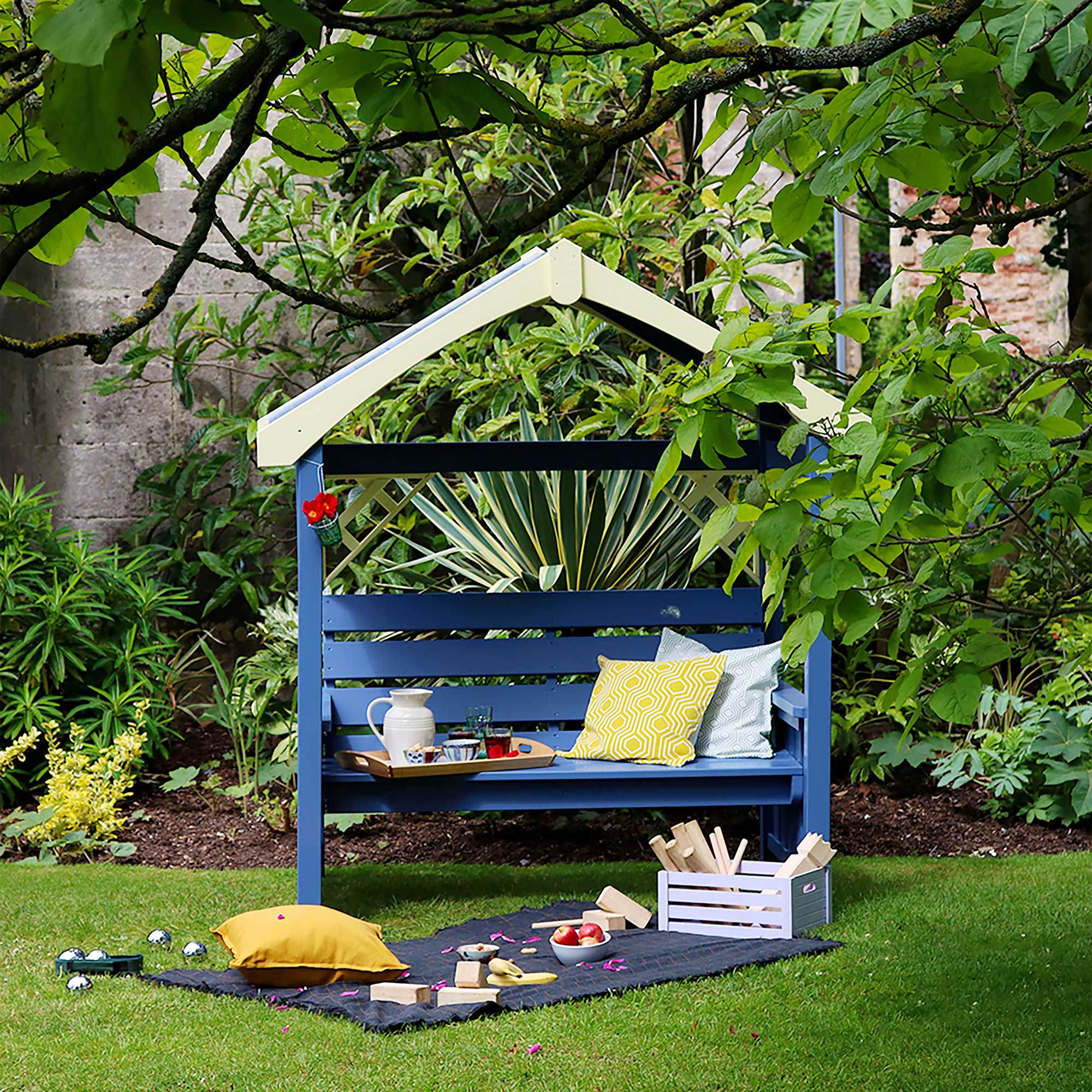 Idées de jardin: arc peint en bleu avec banc - peinture par peintures Thorndown