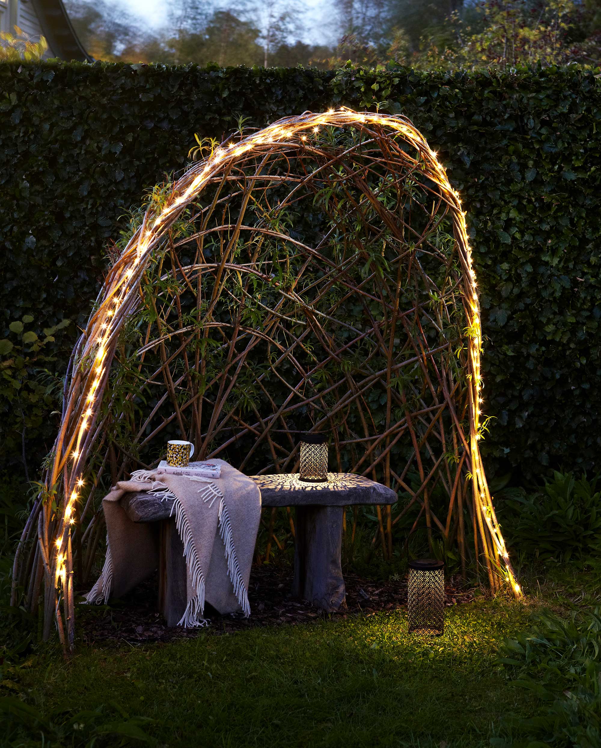Idées de jardin: arc tissé sur banc avec lumières