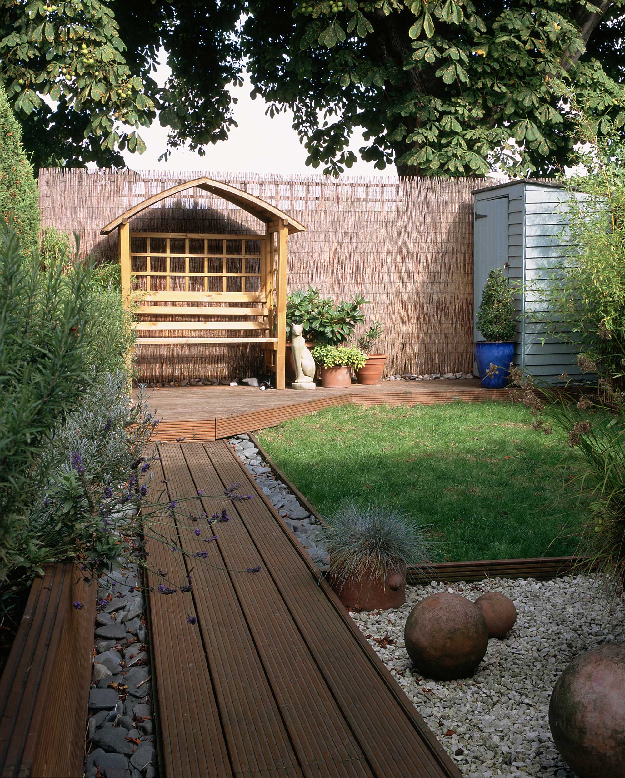 Idées d'arbor de jardin: tonnelle en bois à la fin du chemin de laage