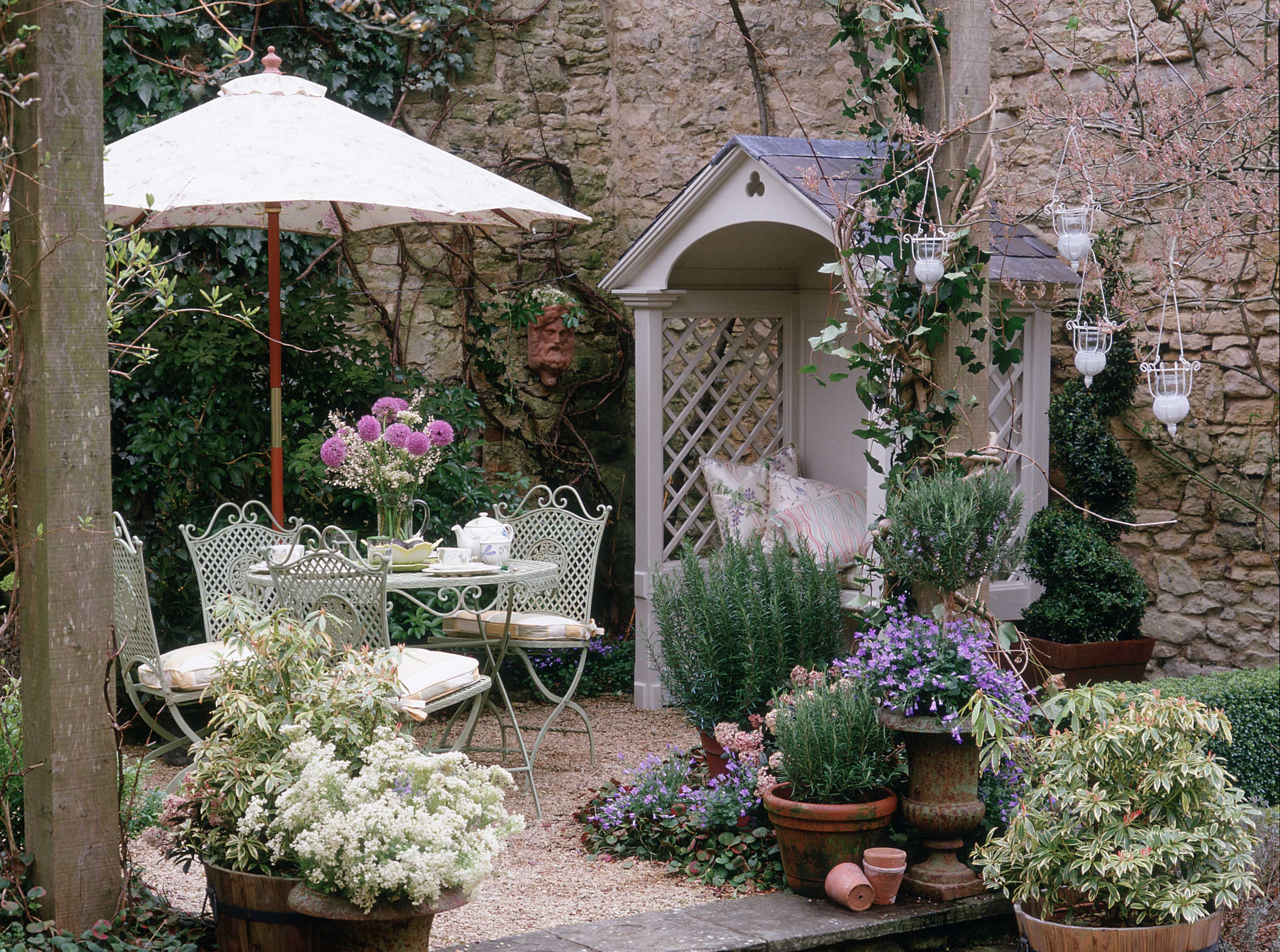 Idées de jardin: arc gris pâle sur le chemin