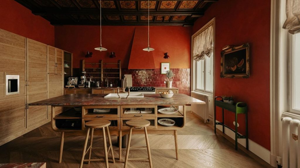 La cuisine de cet appartement historique a une palette de couleurs inattendue et tout à fait unique - c'est audacieux mais étonnamment intemporel
