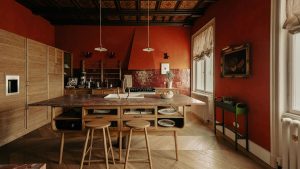 La cuisine de cet appartement historique a une palette de couleurs inattendue et tout à fait unique - c'est audacieux mais étonnamment intemporel