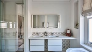 Un designer m'a juste appris ce truc d'éclairage de salle de bain bon marché qui a changé ma vie pour le mieux - c'est une solution de moins de 10 $ à mon problème quotidien