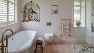 Devriez-vous utiliser des carreaux en terre cuite dans une salle de bain? Les concepteurs pèsent sur l'attrait durable de ce design séculaire