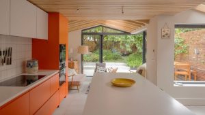 7 cuisines à orange qui vous persuaderont cette couleur inattendue est en fait la teinte parfaite pour un espace chaleureux et rempli de personnalité