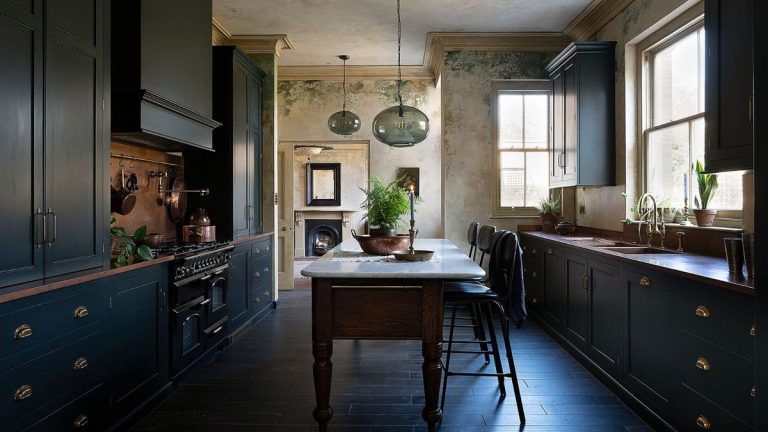 La cuisine Moody dans cette maison victorienne a le design mural le plus unique que j'aie jamais vu - c'est le moyen idéal pour apporter une sensation élégante et vieillie dans l'espace