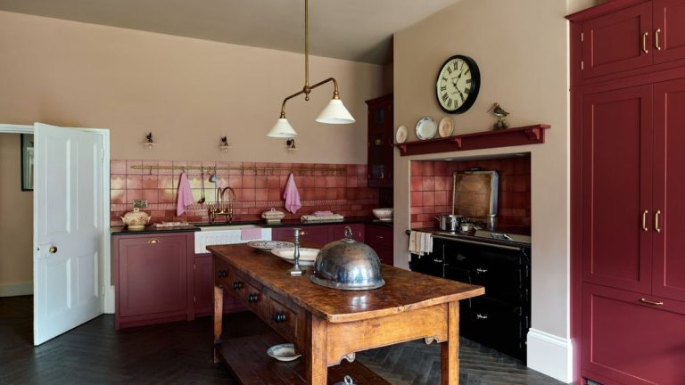 C'est un concept tout droit sorti d'un livre de jeu de la fashionista, mais j'ai utilisé la méthode Sandwich pour organiser mes étagères de cuisine - elle n'a jamais l'air plus élégante
