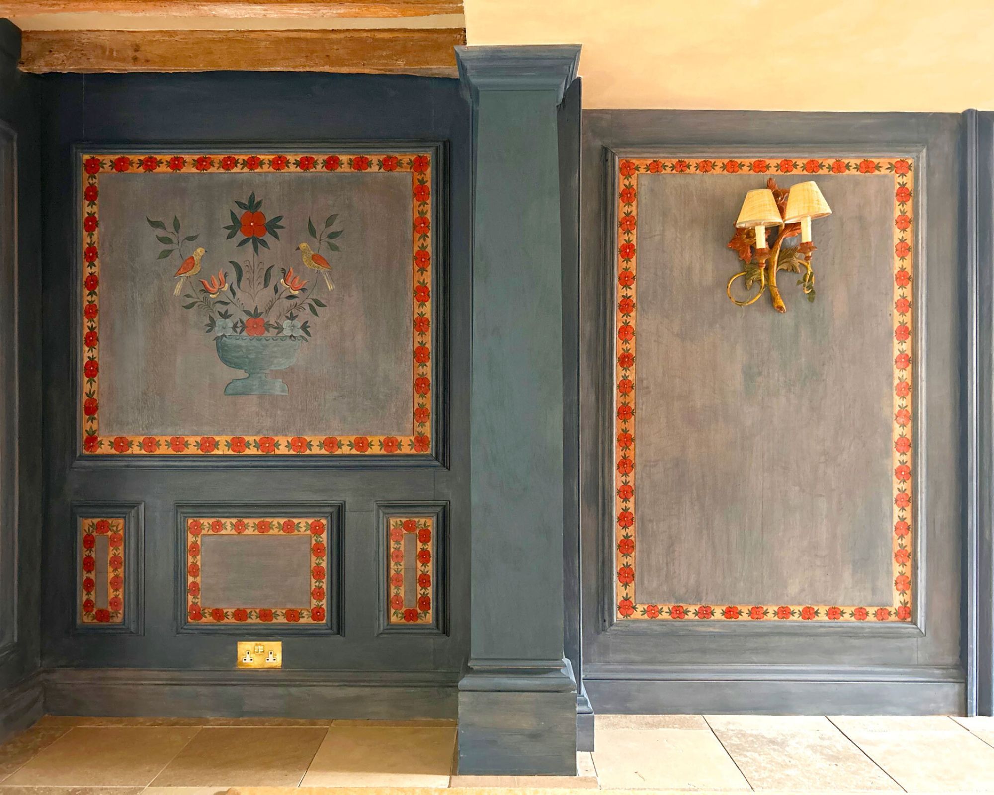 Une chambre avec des rayures murales roses