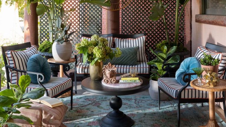Je donne à mon arrière-cour une cure de jouvence de luxe avec ces conseils d'experts pour rendre mon salon en plein air plus cher - et les produits abordables pour m'y amener