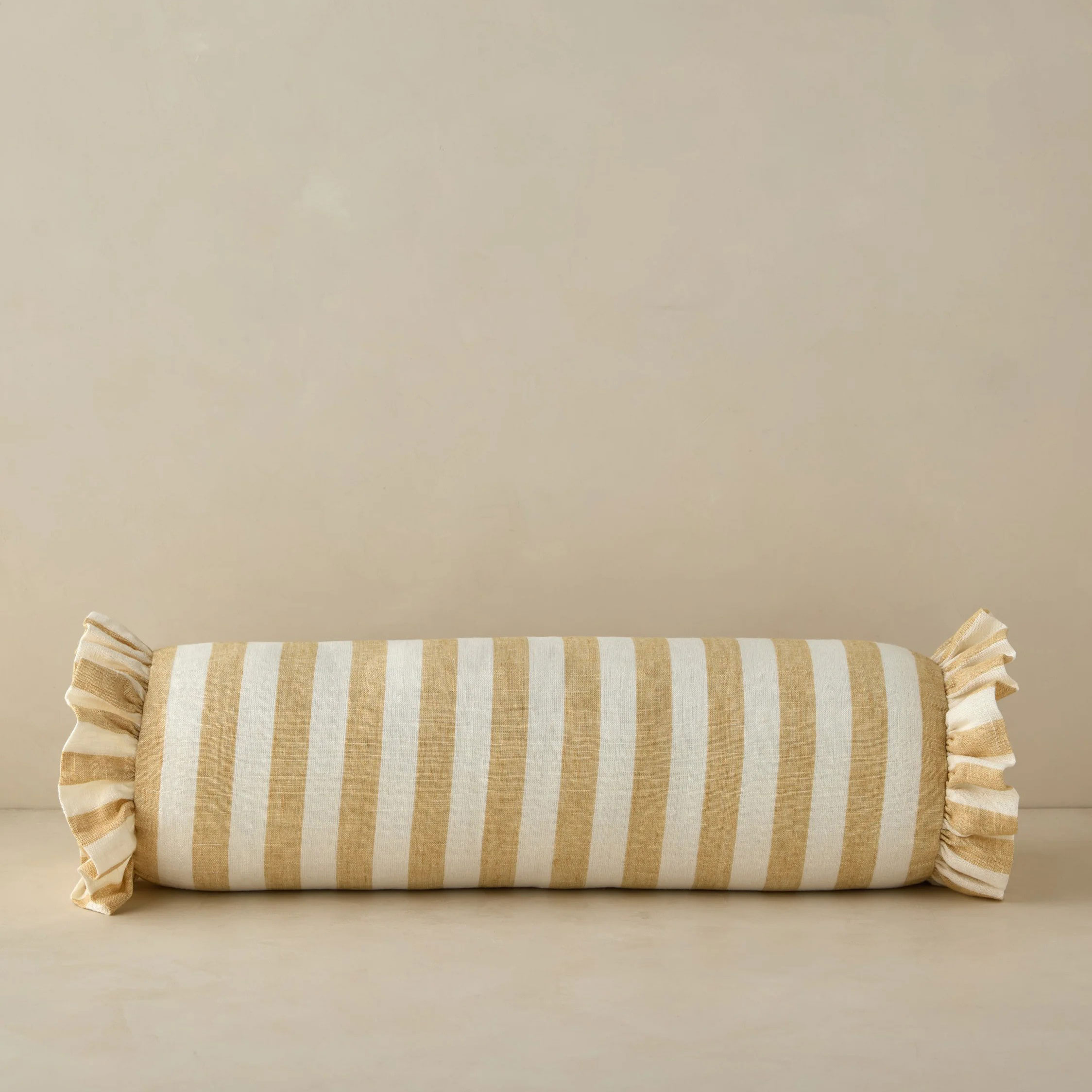 Oreiller de bouffée à volants en lin amaroso