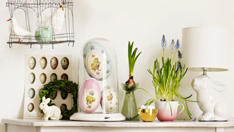 Quand est Pâques 2025 et quel est le meilleur moment pour installer des décorations de Pâques? Easter decorations including eggs, rabbit lamb, grape hyacinths and bulbs in vases and tea cups on a console table