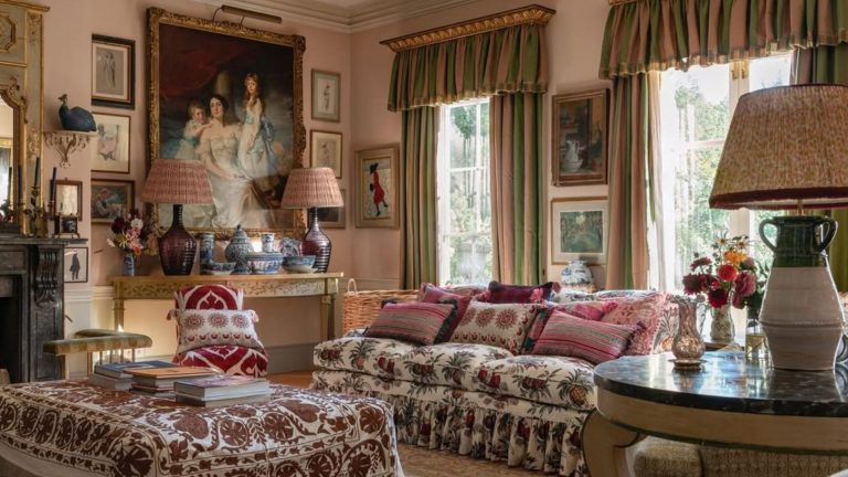 5 couleurs de peinture de salon qui sortaient en 2025 A large traditional living room