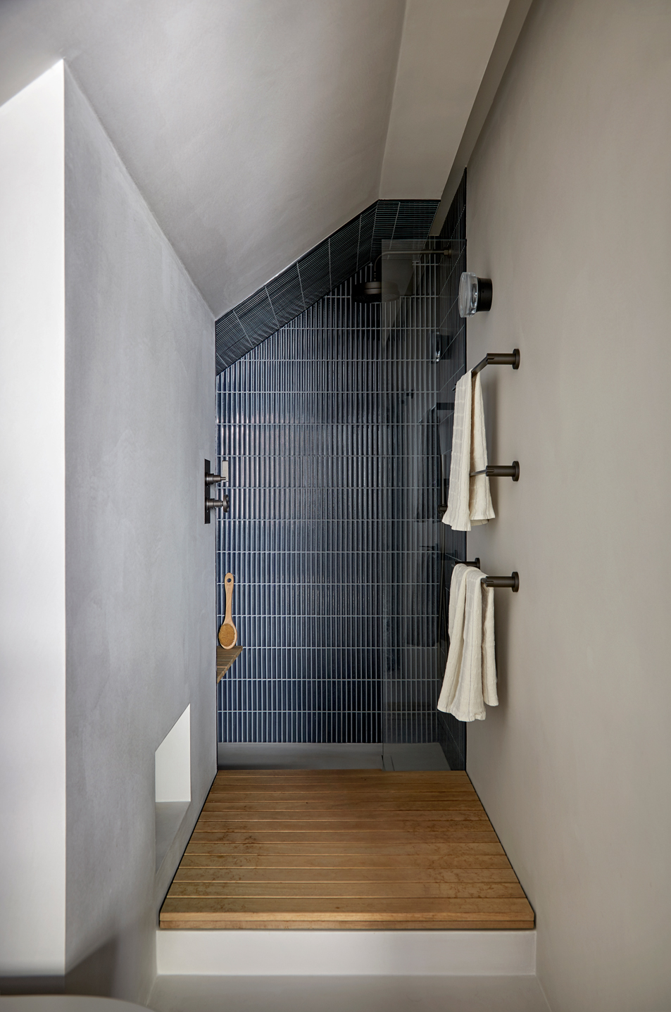 Carreaux bleus et planchers de bois dans une salle de bains sans fenêtre