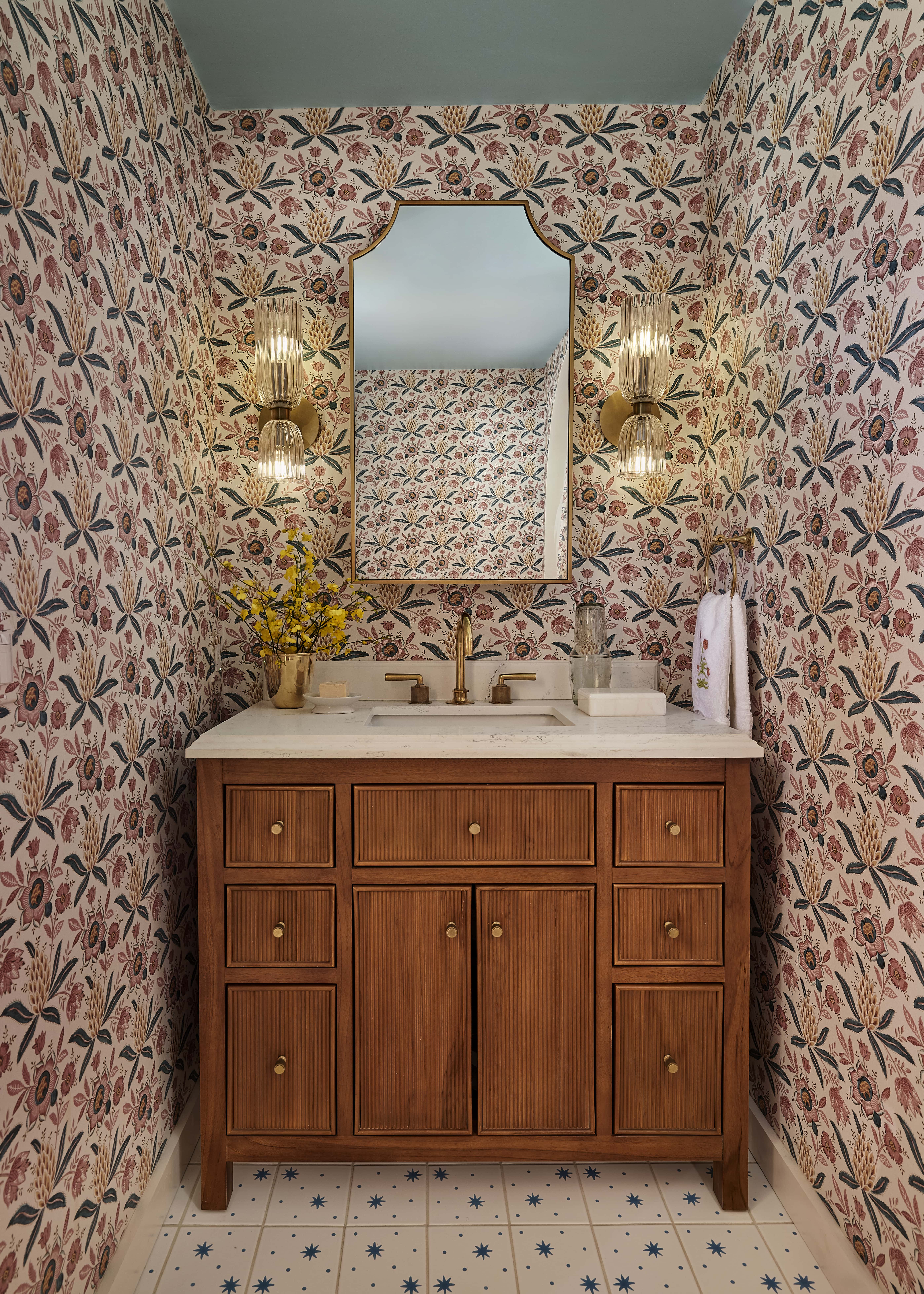 Salle de bain sans fenêtre avec papier peint à motifs et évier personnalisé.