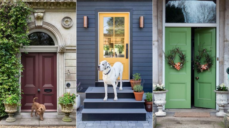 Les 5 couleurs de porte d’entrée les plus accueillantes pour le printemps – ces couleurs heureuses promettent d’inviter la joie dans votre maison, selon les experts Welcoming front door colors. Burgundy front door, Yellow front door and green front door
