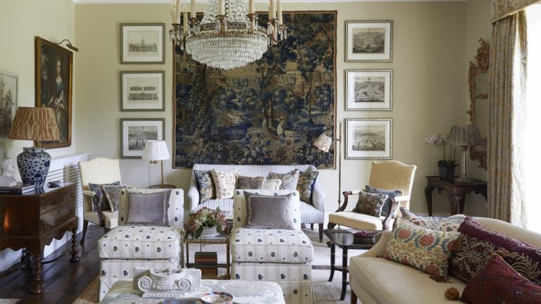 « S’il vous parle, il trouvera sa place » – 5 conseils faciles pour démarrer une collection d’antiquités et de pièces vintage, suggérées par des experts avec des années d’expérience Traditional living room with tapestry on wall, antique paintings and printed armchairs
