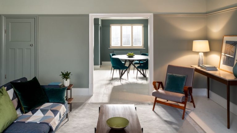 5 fois, vous ne devriez jamais peindre un gris de pièce – peu importe à quel point vous pensez intemporel que cette teinte est A contemporary sitting room with gray walls