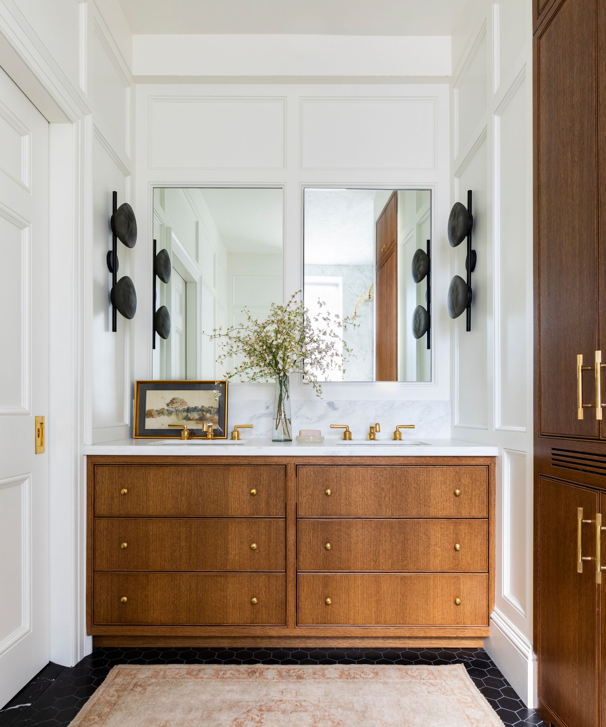 Salle de bain avec murs blancs, vanité en bois avec lavabos doubles et miroirs