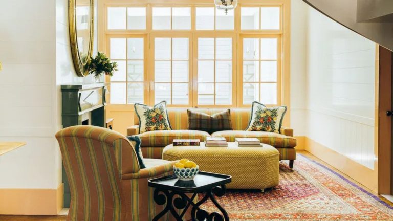 Ce que le truc de la mode inattendu, la «méthode sandwich», m’a appris à décoration de couleur dans ma maison neutral and yellow living room with matching yellow woodboard and french doors with yellow striped upholstered couch and coordinating armchair and a yellow ottoman