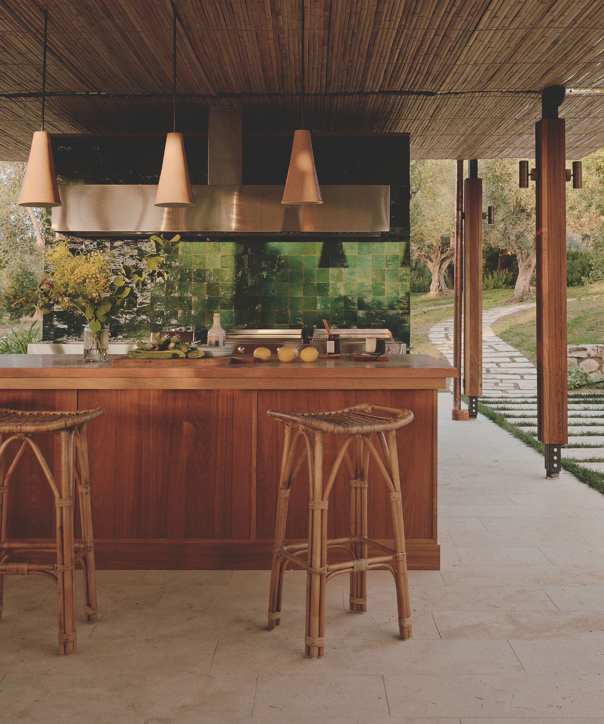 Cuisine extérieure avec bar en bois et carreaux verts