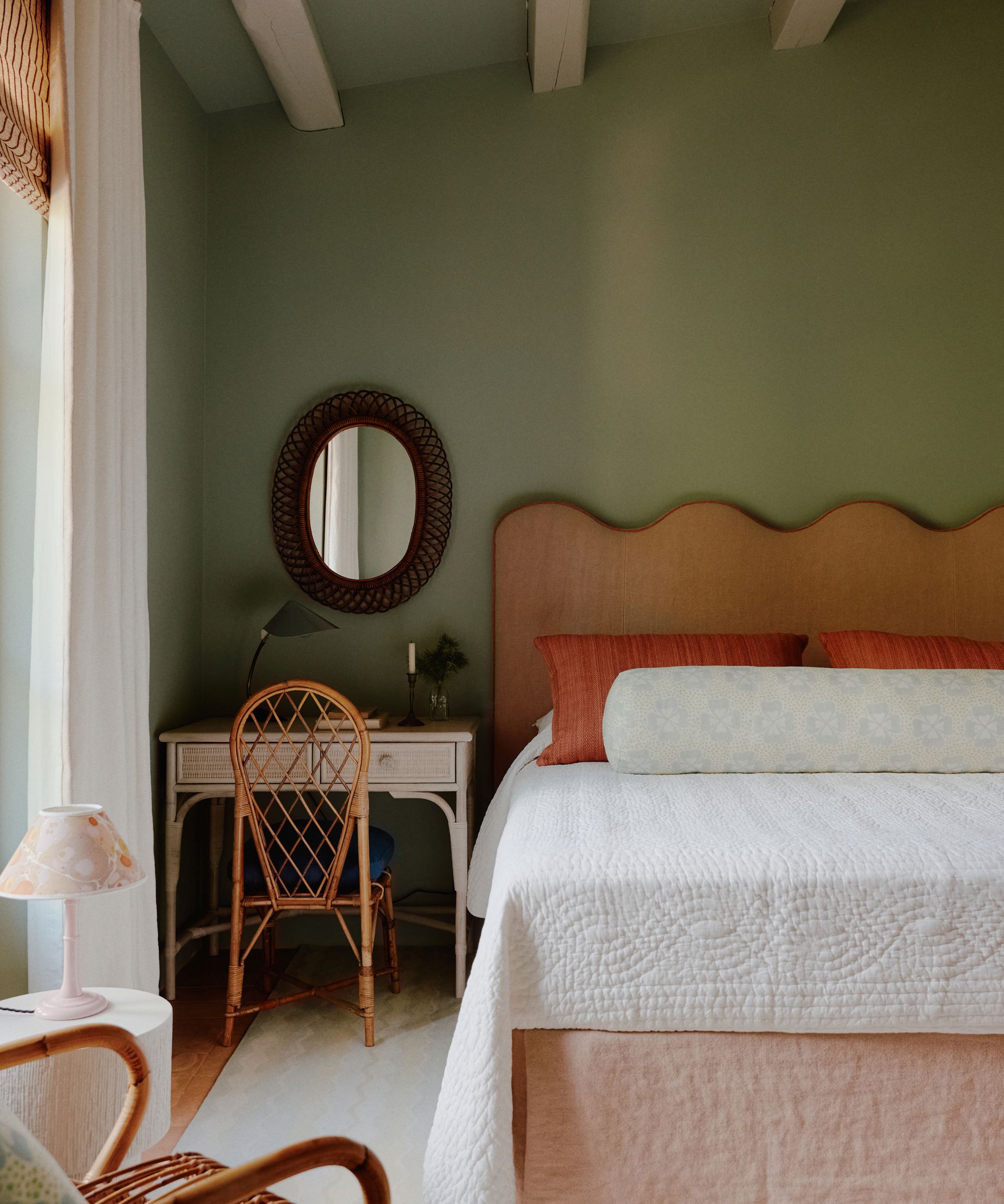 chambre verte avec lit avec tête de lit orange festonnée