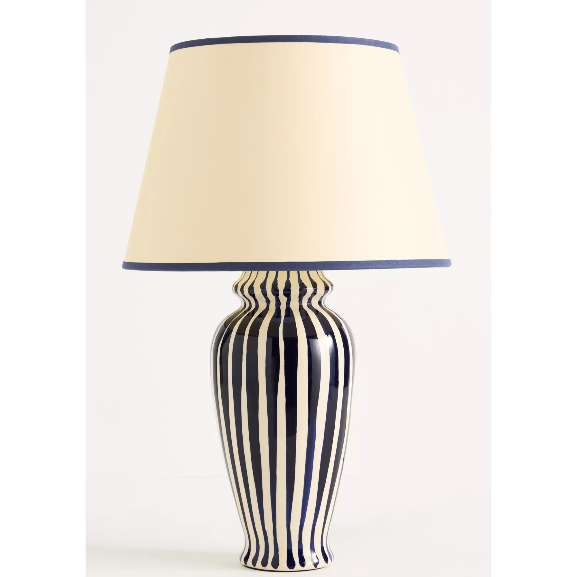 Lampe à rayures en noir et blanc avec une teinte bleue et crème