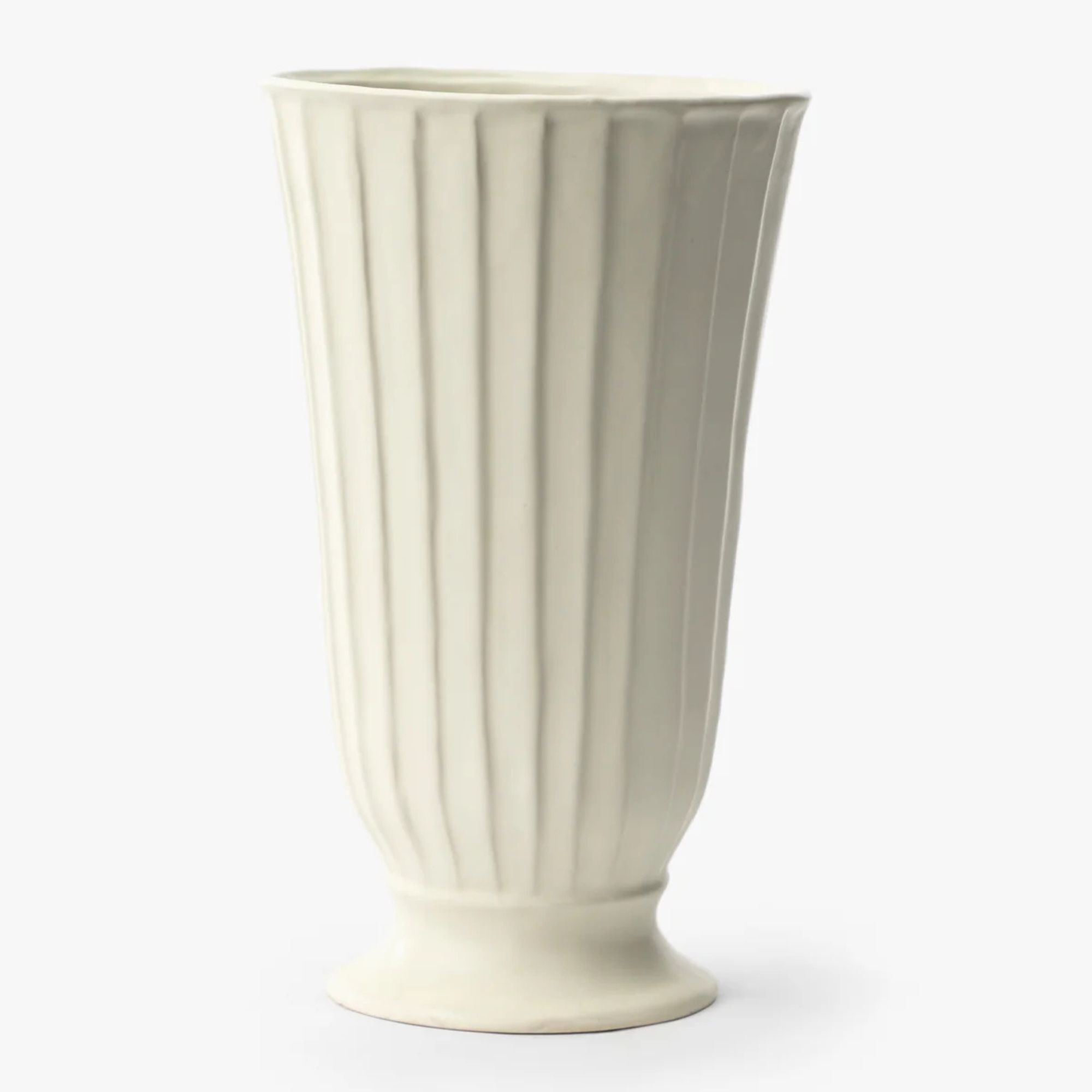 vase blanc avec cannelage