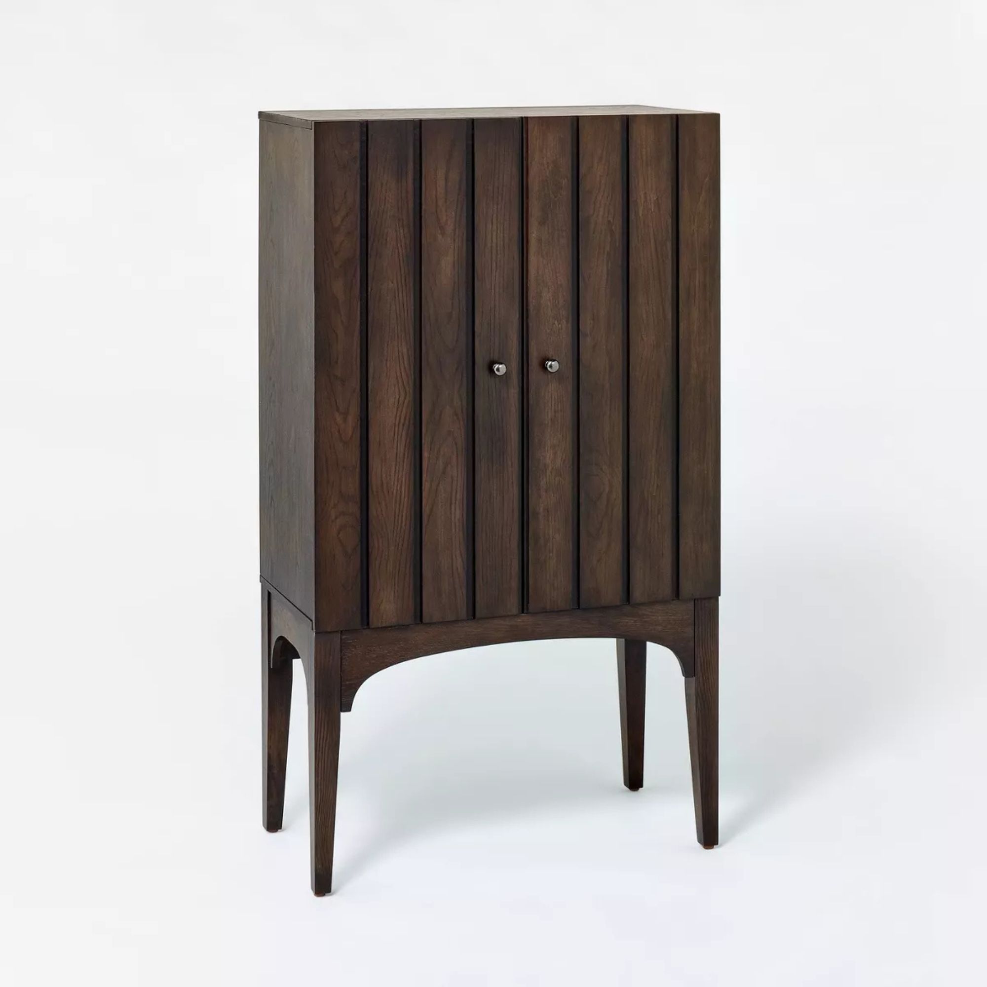 Armoire en bois marron