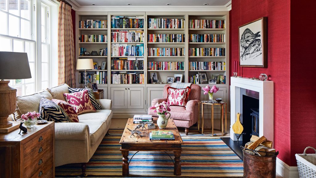 Ce sont les 6 choses que les concepteurs disent que vous ne devriez jamais mettre un petit salon Small living room storage
