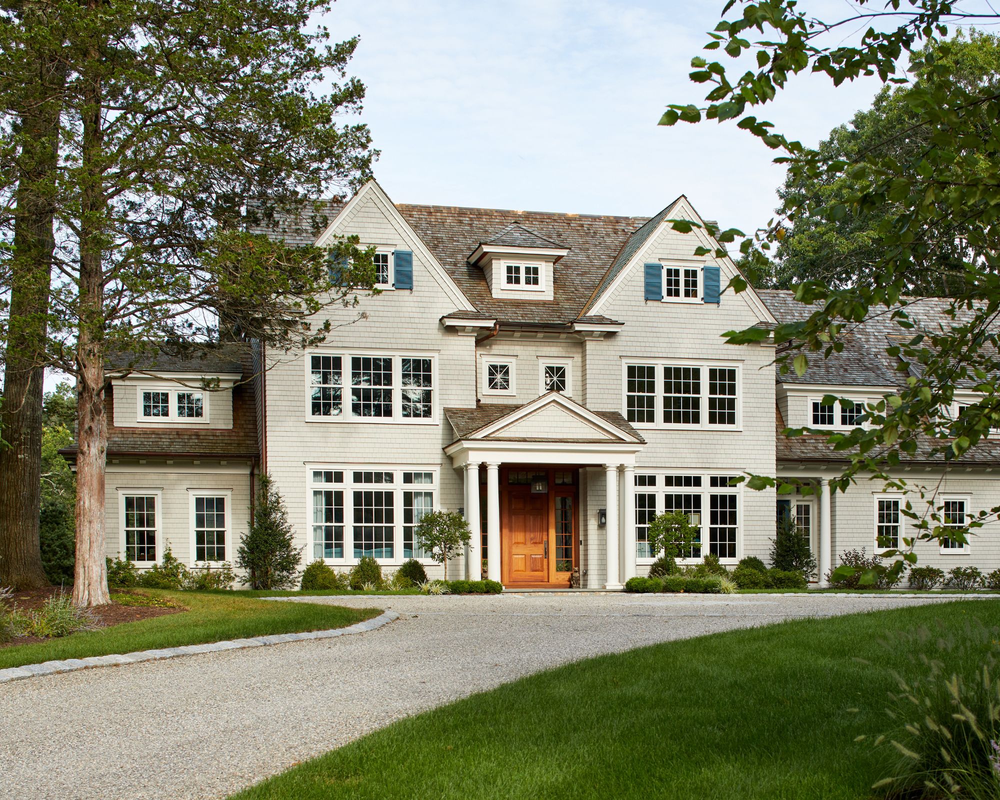 Accueil extérieur peint gris clair avec allée