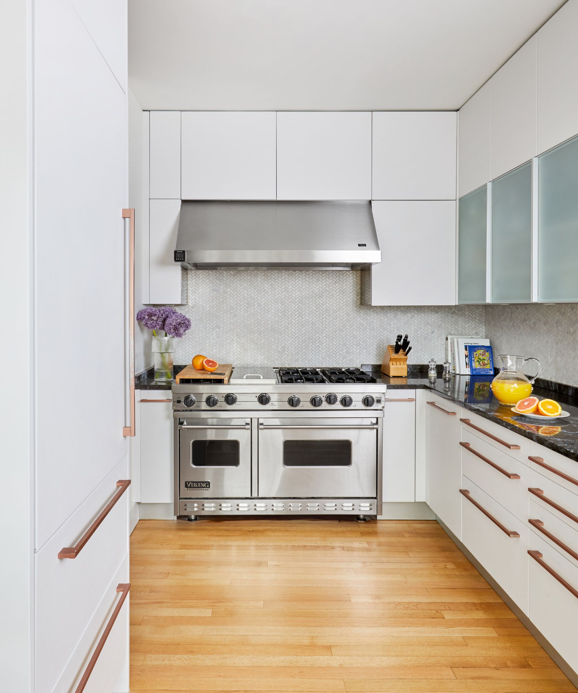 Cuisine Unités blanches Plancher en bois