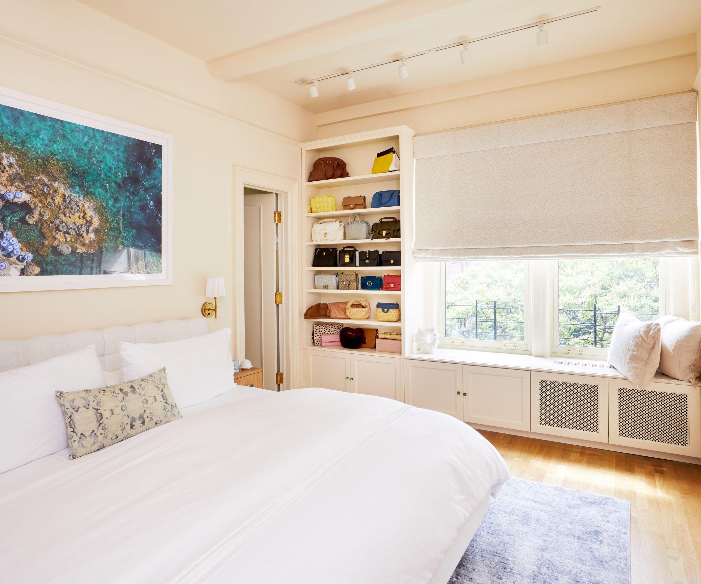 chambre à coucher avec rangement de siège de fenêtre