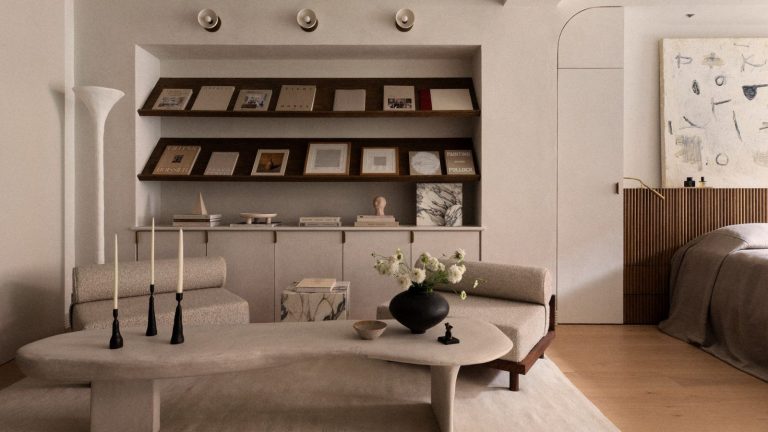 Qu’est-ce que le minimalisme? Les concepteurs expliquent ce qui caractérise ce style classique Minimalist style living room with bookshelf, curved coffee table and low armchairs
