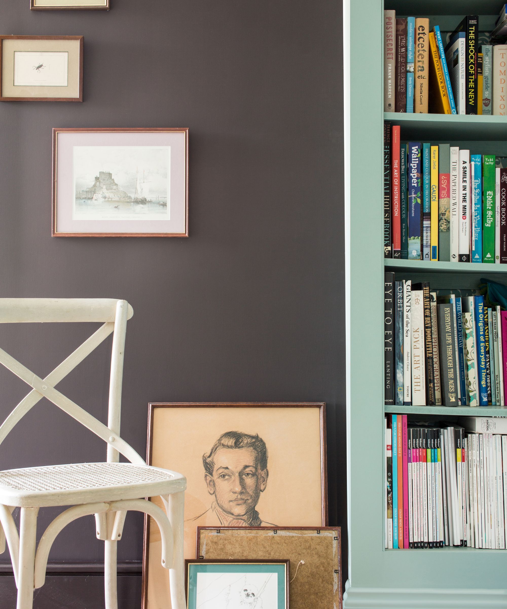 Un mur brun avec une bibliothèque bleu pâle