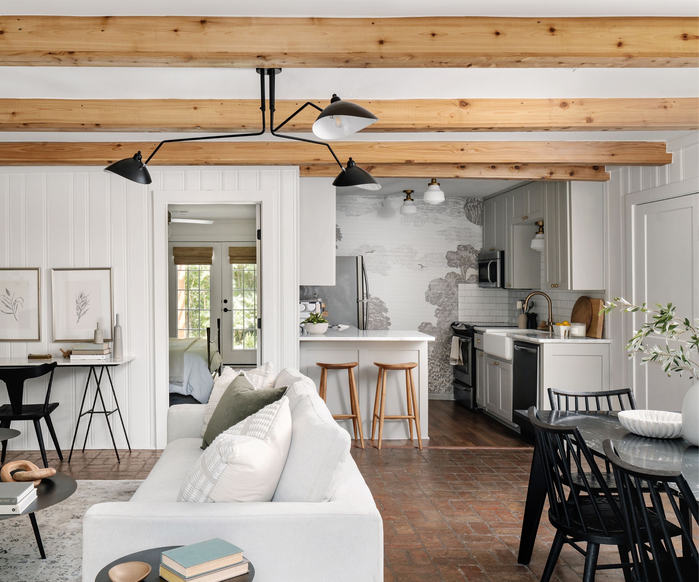 Une cuisine cottage à plan ouvert neutre, un salon et une salle de dinging