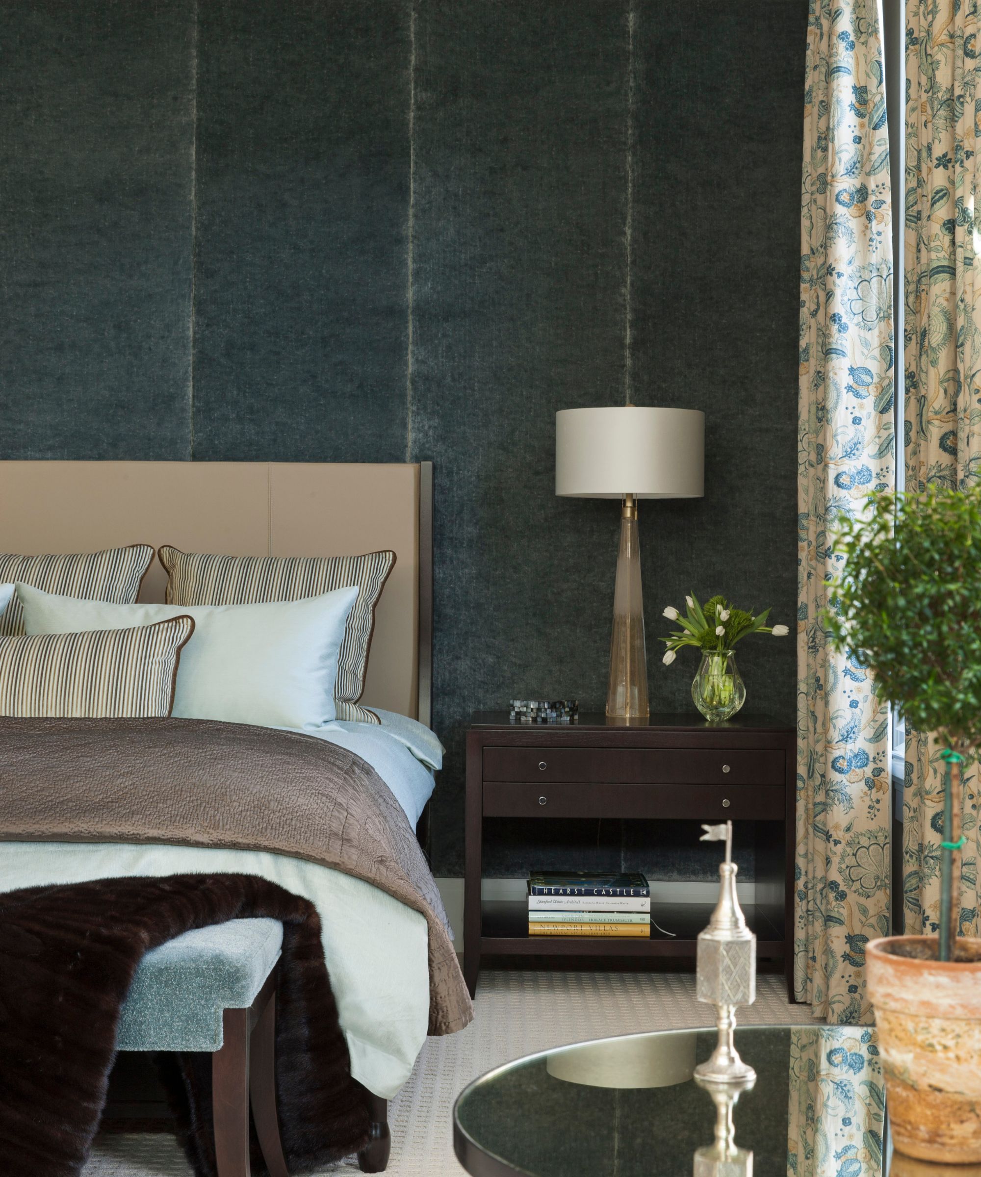 chambre à coucher avec mur de tissu turquoise, chambre à coucher neutre en peluche et rideaux à motifs bleus