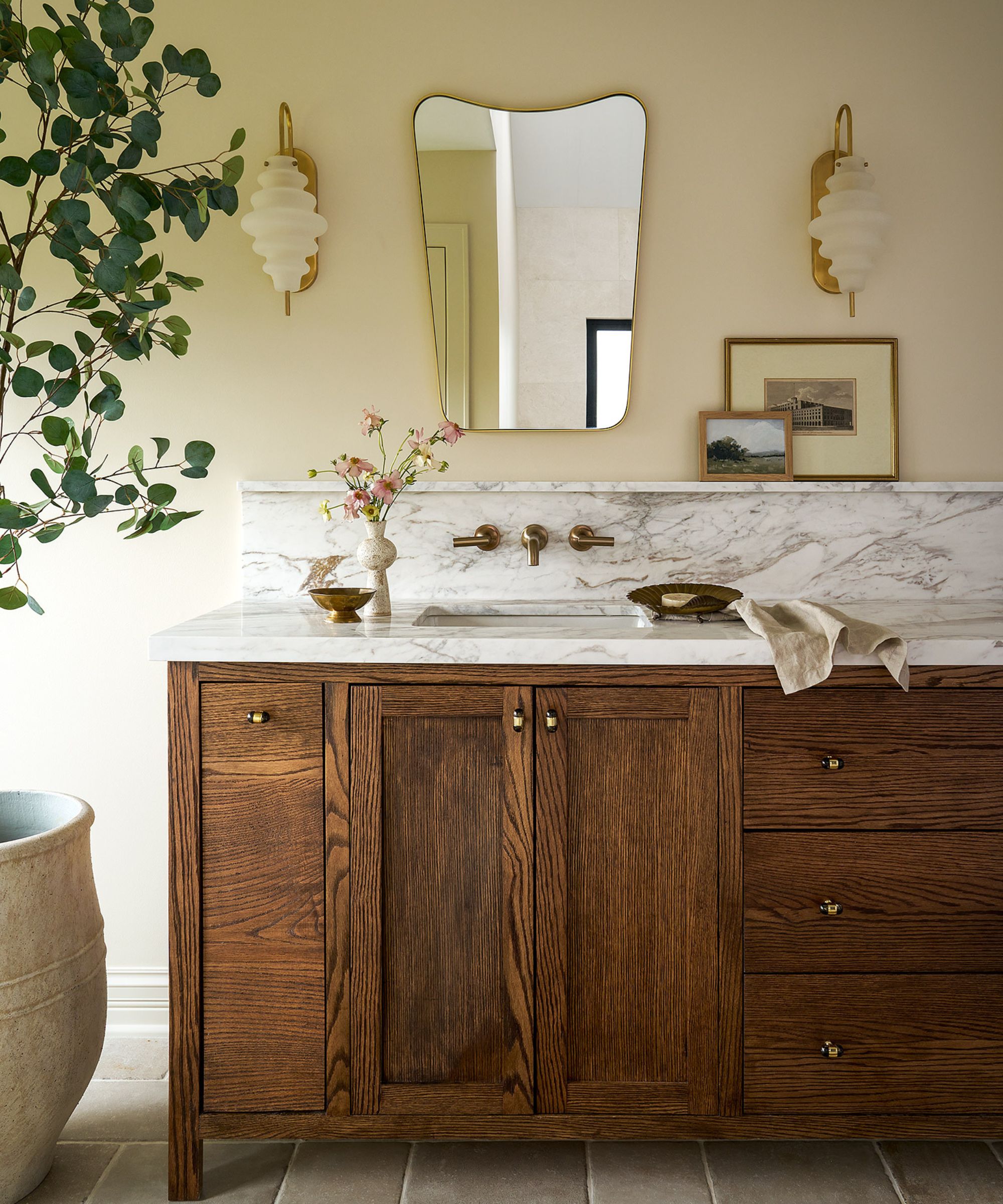 salle de bain avec armoire en bois