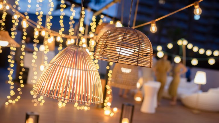 Vous voulez transformer votre jardin en une évasion méditerranéenne cette année? La décoration prête à l’été de Newgarden rend cela facile à réaliser Newgarden stylish lighting in summertime