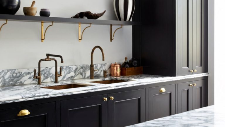 Savon à barres vs savon liquide – Les experts en nettoyage estiment qu’il n’y a de place pour un dans cette confrontation de savon A kitchen with black cabinets, and a brass sink and tap
