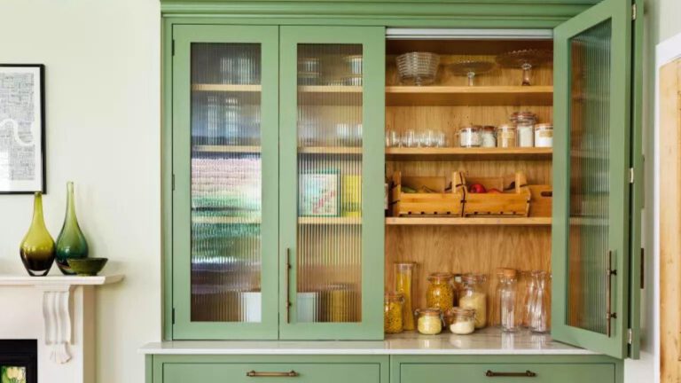 5 Signes Votre maison est déjà suffisamment organisée et sur quoi se concentrer ensuite A small green pantry with a wooden back