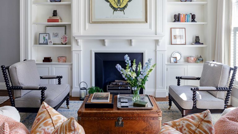 La «méthode de désencombrement de décharge» m’a aidé à abandonner doucement les effets sentimentaux sans déclencher des sentiments de tristesse white living room with open shelving, fireplace and bobbin armchairs