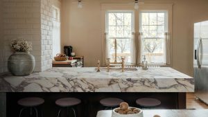 Les comptoirs de cuisine en marbre sont un choix luxueux, mais sont-ils pratiques? J’ai demandé aux concepteurs et aux experts de la cuisine s’ils étaient en forme de fonction A warm neutral kitchen with marble countertops