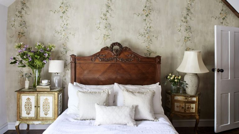 6 Thrift Store trouve que les concepteurs disent que vous devez ajouter à votre chambre 5 things I always add to a bedroom