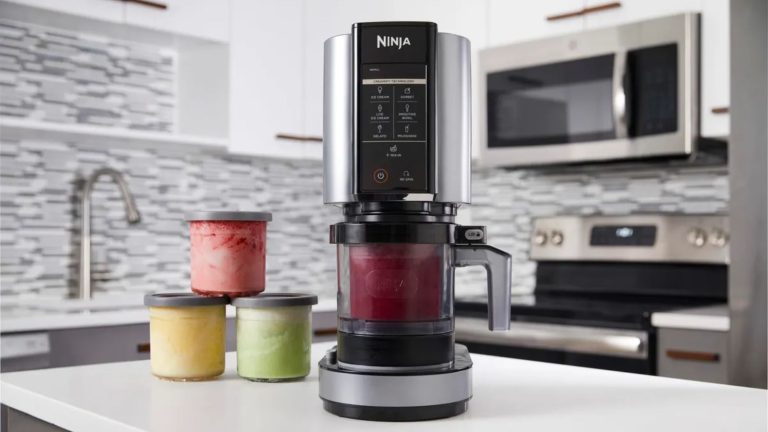 Comment nettoyer un Ninja Creamli rapidement et soigneusement sans le craquer – reprenez-vous à faire de délicieuses glaces maison en moins de 20 minutes Ninja Creami on a countertop with full tubs on the side