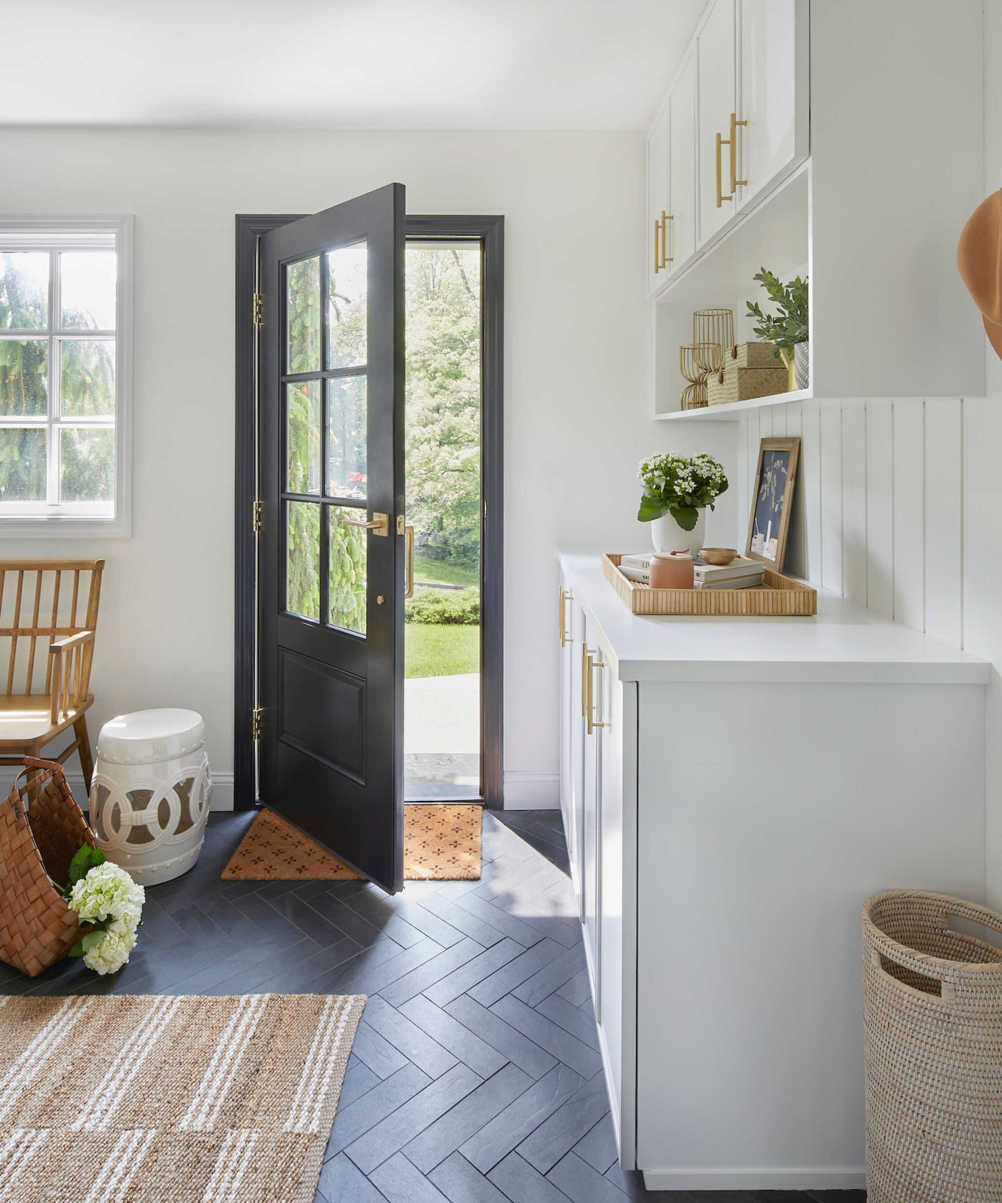 Une porte d'un dîner de cuisine au jardin, les murs et les armoires sont peints en blanc, Benjamin Moore