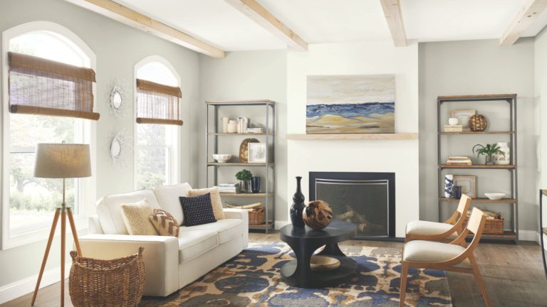 Oui, nous détestons tous le gris en ce moment – mais il semble que nous convenons tous que cette peinture tendance de Sherwin-Williams est le gris équilibré parfait avec lequel nous ne pouvons pas nous séparer A modern sitting room with walls painted in Repose Gray by Sherwin Williams