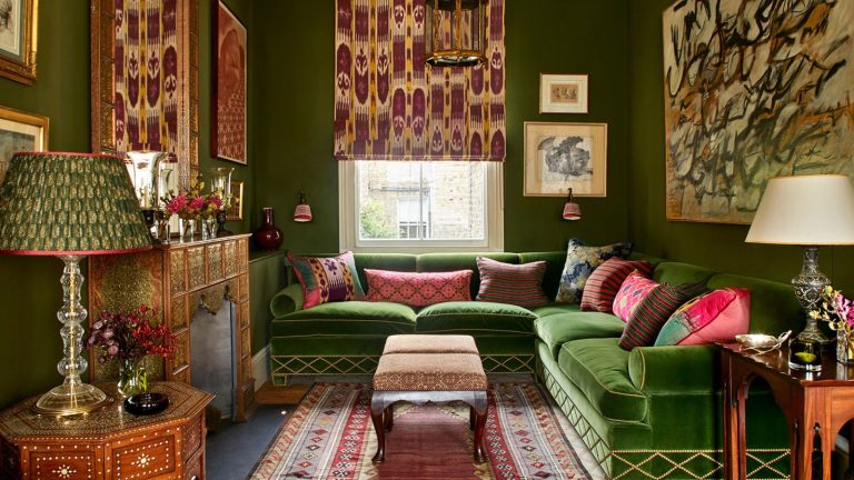 Déplacez-vous sur le luxe silencieux, le luxe fort est la nouvelle tendance intérieure confiante qui ose être vue green color drenched living room with a green corner velvet sofa, patterned blind, cushions and rug for a loud luxury look